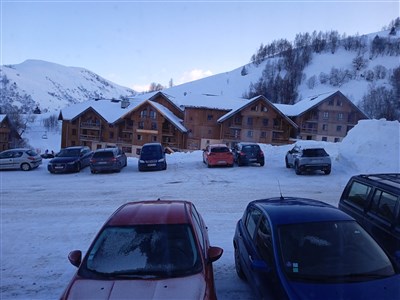 Les Sybelles – L'Orée des Pistes - večerní pohled na rezidenci L´Orée des PIstes od parkoviště